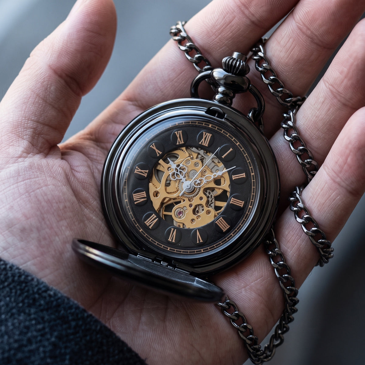 Montre à Gousset Mécanique Chasseur Homme tenue ouverte dans la main, cadran squelette à chiffres romains visible