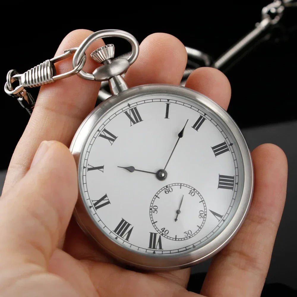 Montre à Gousset Mécanique Open Face Homme tenue en main, cadran blanc à chiffres romains