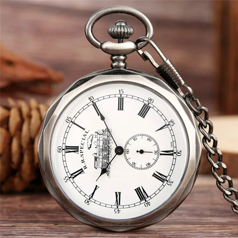 Montre à Gousset Mécanique Open Face Vintage coloris bronze, cadran blanc chiffres romains, posée sur bois