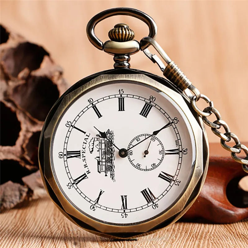 Montre à Gousset Mécanique Open Face Vintage coloris or, cadran blanc chiffres romains, posée sur bois